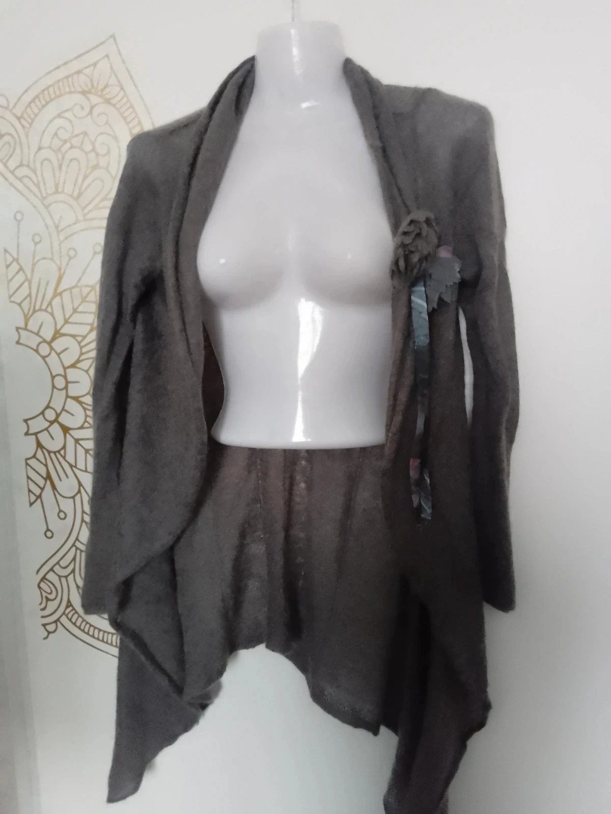 Gilet bohème gris avec broche fleurs